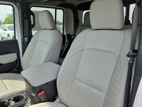 Used 2023 Jeep Gladiator Overland AWD/4WD image 20