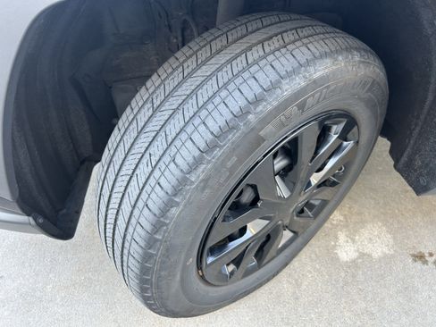 Used 2022 Toyota RAV4 LE w/ Carpet Mat Package (TMS) AWD/4WD image 10