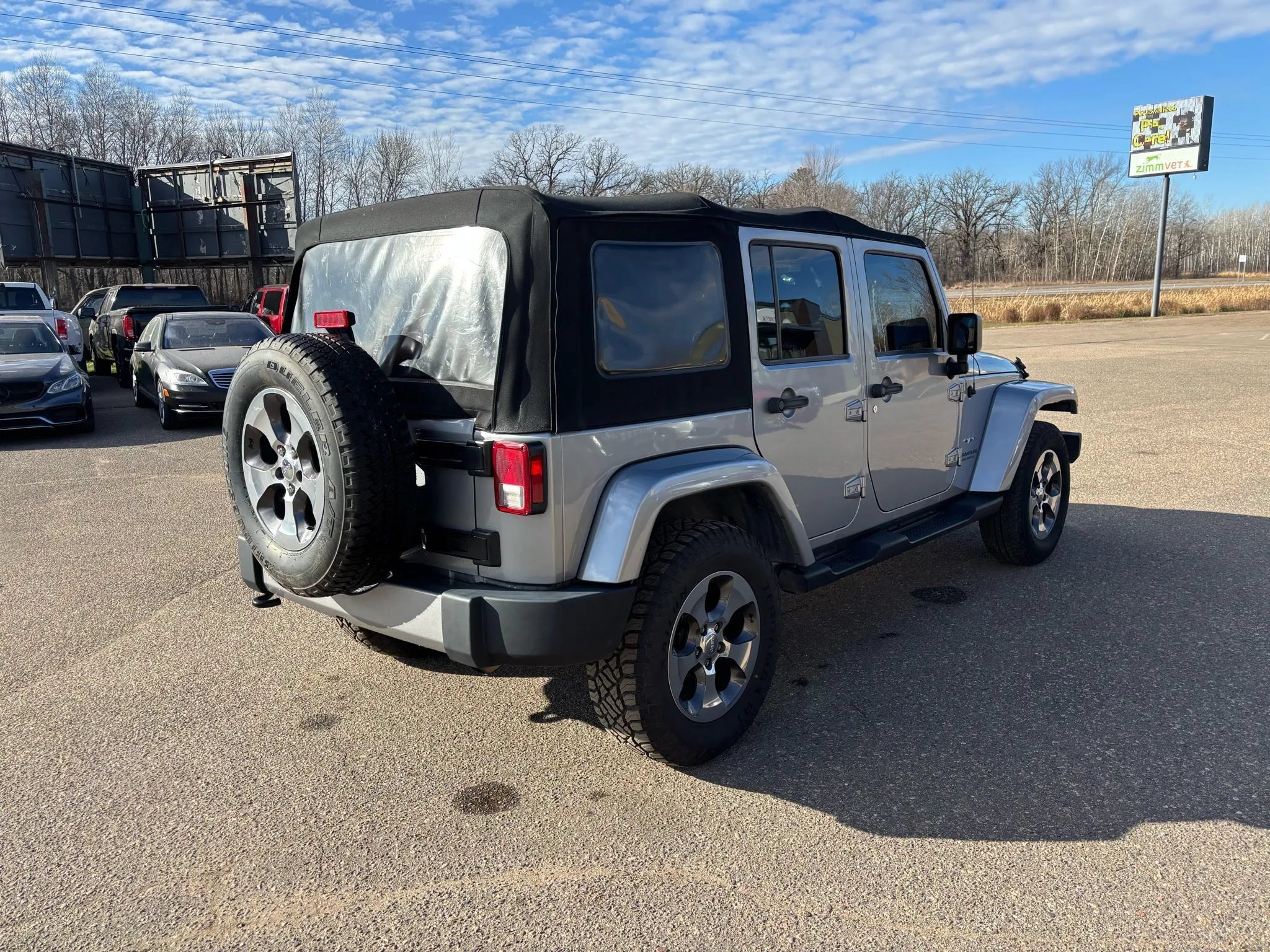 Used 2017 Jeep Wrangler Unlimited Sahara w/ Connectivity Group AWD/4WD image 5