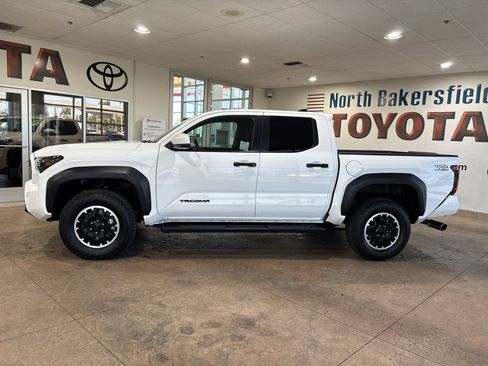 Certified 2025 Toyota Tacoma TRD Off-Road AWD/4WD image 7