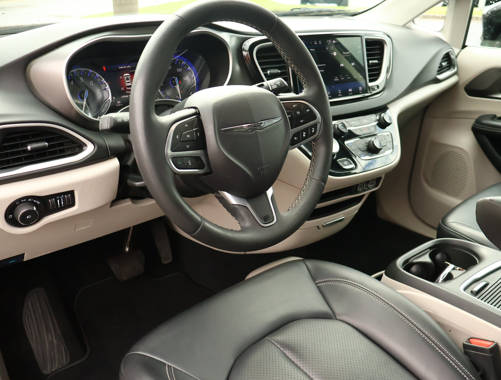Used 2024 Chrysler Pacifica Touring-L FWD image 3
