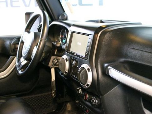Used 2013 Jeep Wrangler Unlimited Sahara w/ Dual Top Group AWD/4WD image 10