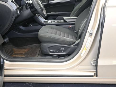 Used 2018 Ford Fusion SE w/ Fusion SE Technology Package FWD image 22