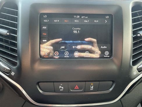 Used 2020 Jeep Cherokee Latitude Lux w/ Comfort/Convenience Group AWD/4WD image 21