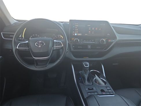 Used 2023 Toyota Highlander XLE image 10