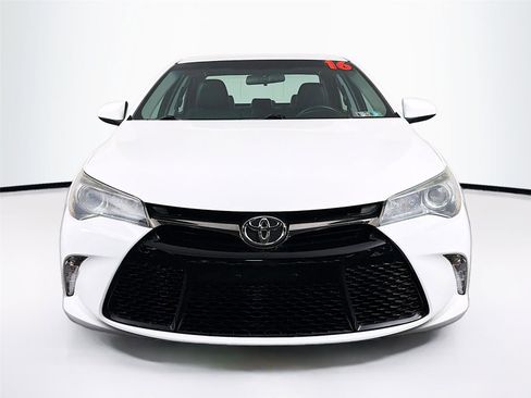Used 2016 Toyota Camry SE FWD image 2