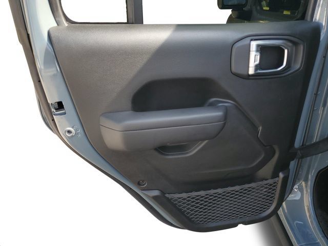 Used 2025 Jeep Gladiator Mojave w/ Convenience Group AWD/4WD image 32