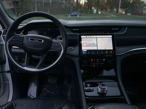 Used 2023 Jeep Grand Cherokee Limited w/ Luxury Tech Group II image 12