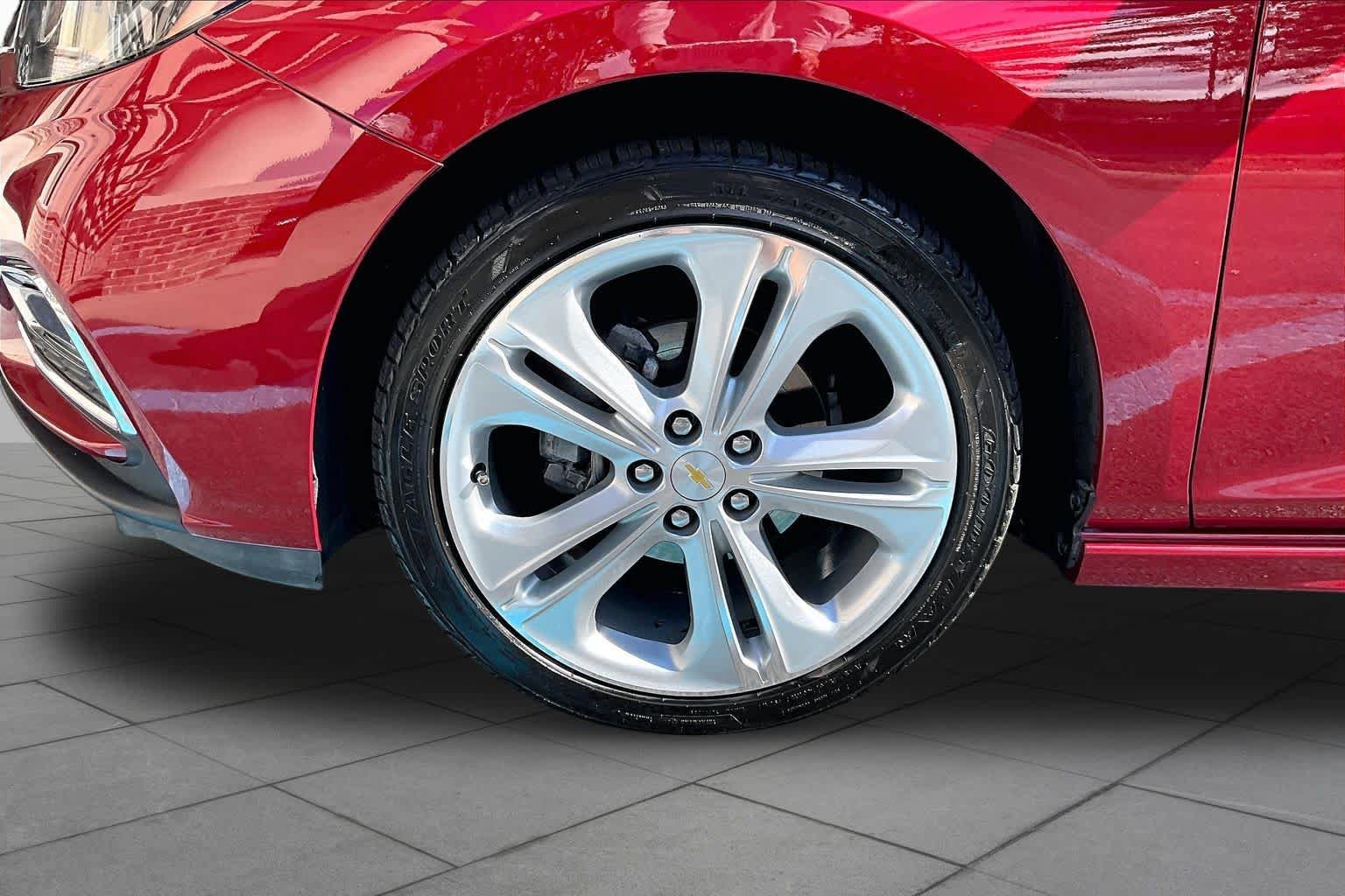 Used 2017 Chevrolet Cruze Premier FWD image 11