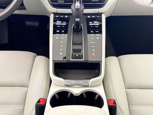 Certified 2025 Porsche Macan S image 12