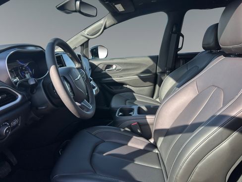 New 2026 Chrysler Pacifica Select image 9