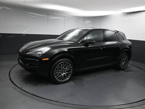 Certified 2022 Porsche Cayenne Platinum Edition image 4
