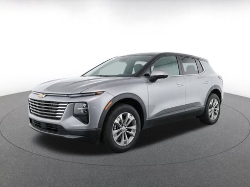 Used 2025 Chevrolet Equinox LT FWD image 3