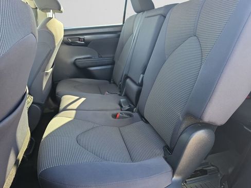 Used 2024 Toyota Highlander LE image 14