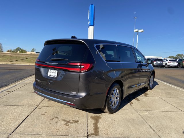 Used 2023 Chrysler Pacifica Touring-L FWD image 11