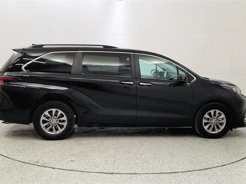 Used 2024 Toyota Sienna XLE image 8