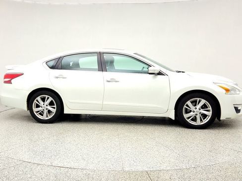 Used 2015 Nissan Altima 2.5 SL w/ Technology Package FWD image 2