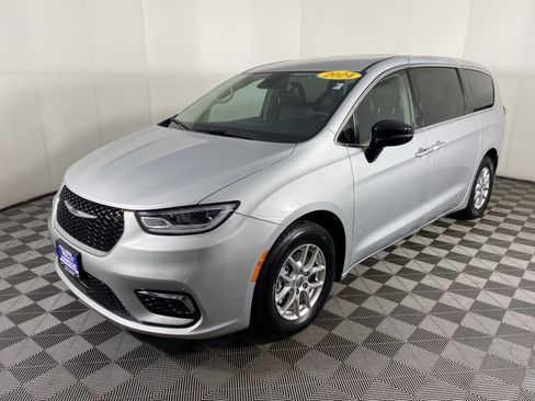 Used 2024 Chrysler Pacifica Touring-L image 10