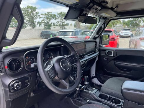 Used 2025 Jeep Wrangler Unlimited Rubicon AWD/4WD image 33
