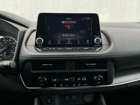 Used 2025 Nissan Rogue SV image 27