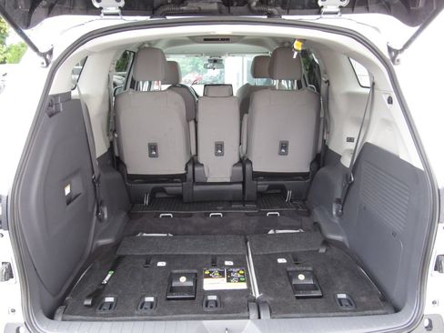 Used 2024 Toyota Sienna LE AWD/4WD image 23