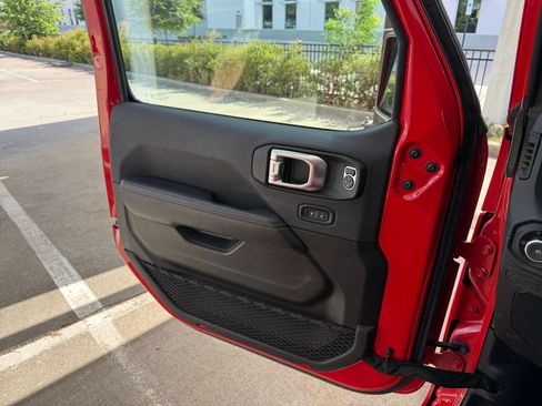 Used 2025 Jeep Wrangler Unlimited Sahara AWD/4WD image 18