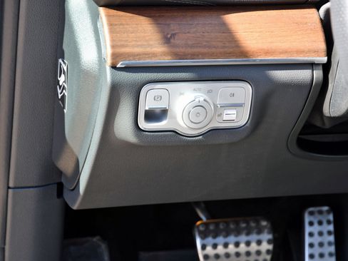 Used 2025 Mercedes-Benz GLS 450 4MATIC image 14