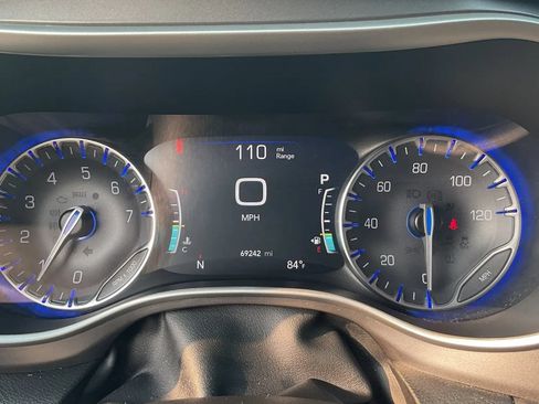 Used 2024 Chrysler Pacifica Touring-L FWD image 13