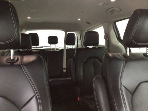 Used 2023 Chrysler Pacifica Touring-L FWD image 11