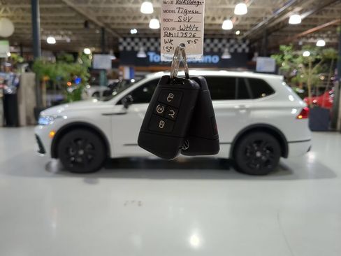 Used 2024 Volkswagen Tiguan SE R-Line AWD/4WD image 4