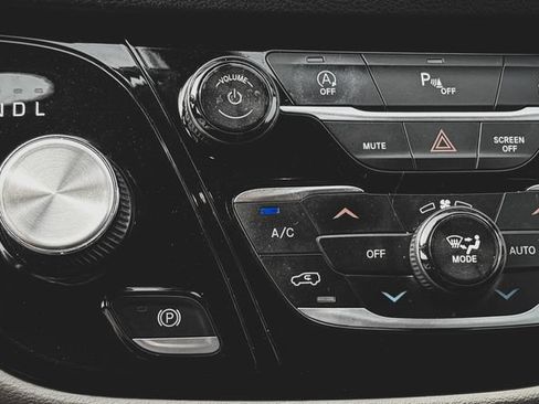 Used 2018 Chrysler Pacifica Touring-L FWD image 15