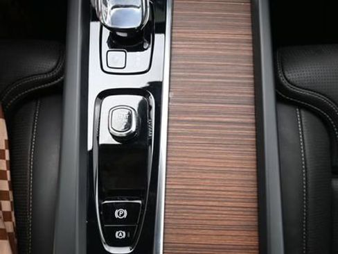 Used 2023 Volvo XC60 B5 Ultimate w/ Protection Package Premier image 10