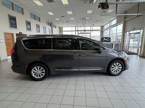 Used 2018 Chrysler Pacifica Touring-L FWD image 58