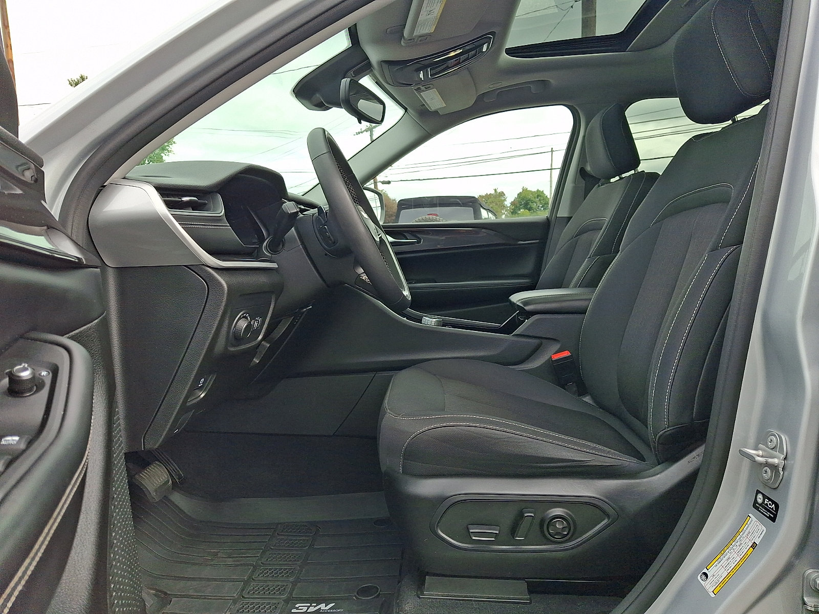 Used 2023 Jeep Grand Cherokee L Laredo w/ Luxury Tech Group I AWD/4WD image 14