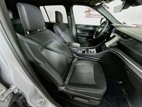 Used 2025 Jeep Grand Cherokee Laredo X AWD/4WD image 31