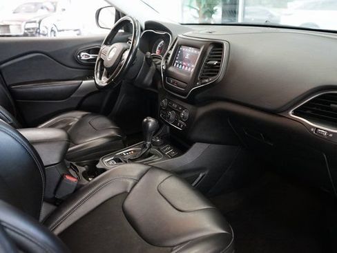 Used 2020 Jeep Cherokee Latitude Plus w/ Cold Weather Group AWD/4WD image 40