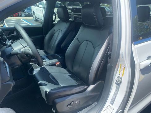 Used 2025 Chrysler Pacifica Select FWD image 15