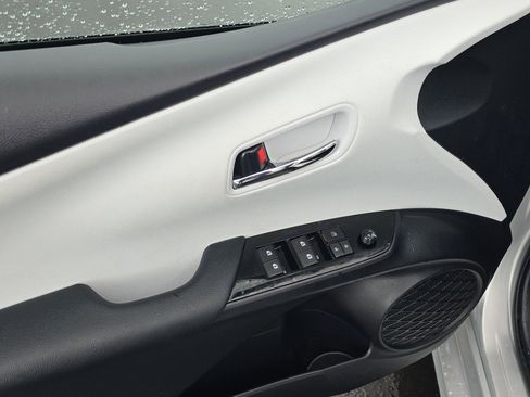 Used 2016 Toyota Prius Four image 12