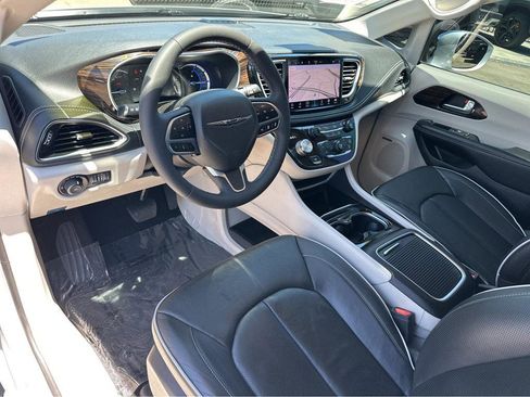 Used 2022 Chrysler Pacifica Limited image 16