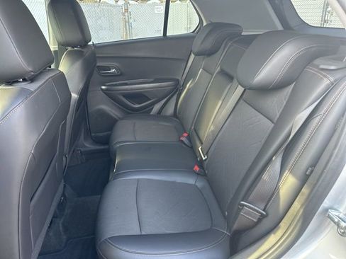 Used 2022 Chevrolet Trax LT w/ LT Convenience Package image 21