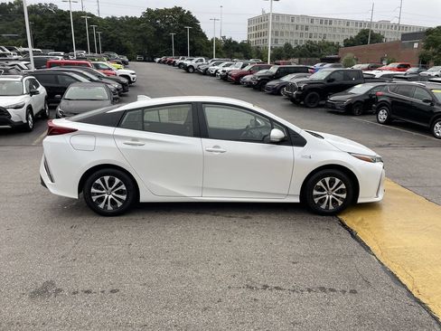 Used 2021 Toyota Prius Prime XLE FWD image 7
