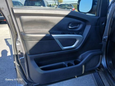 Used 2018 Nissan Titan SV RWD image 11