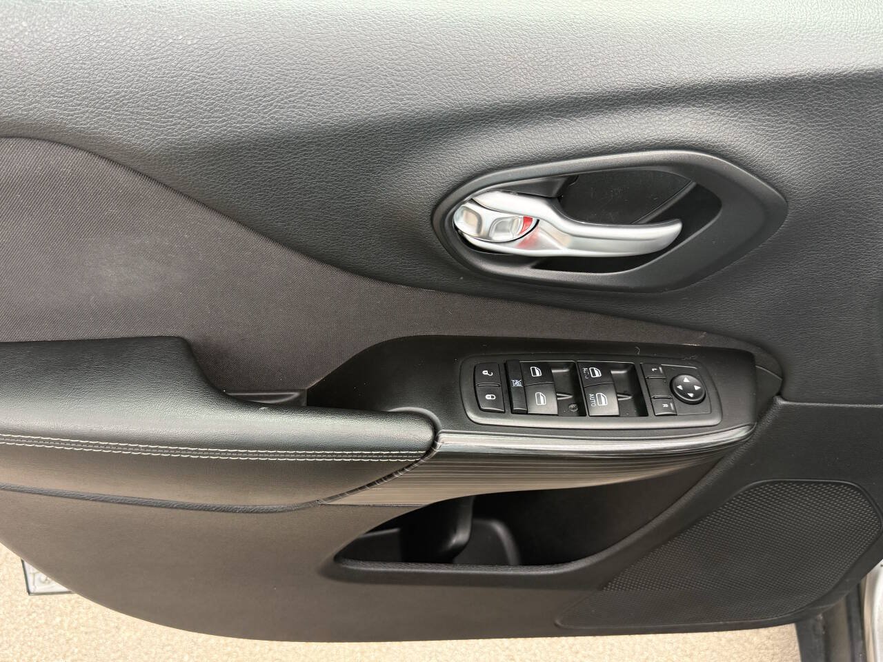 Used 2015 Jeep Cherokee Latitude AWD/4WD image 5