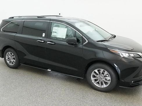 New 2026 Toyota Sienna XLE FWD image 4