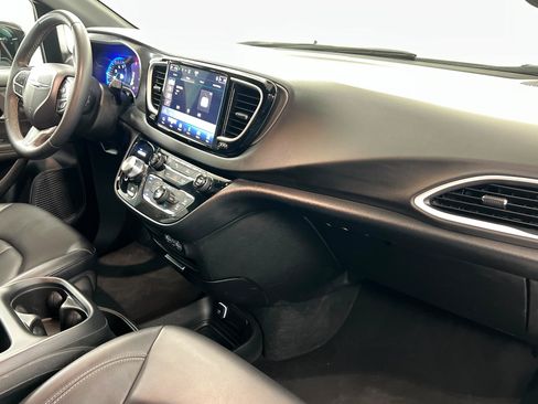 Certified 2025 Chrysler Pacifica Select FWD image 25
