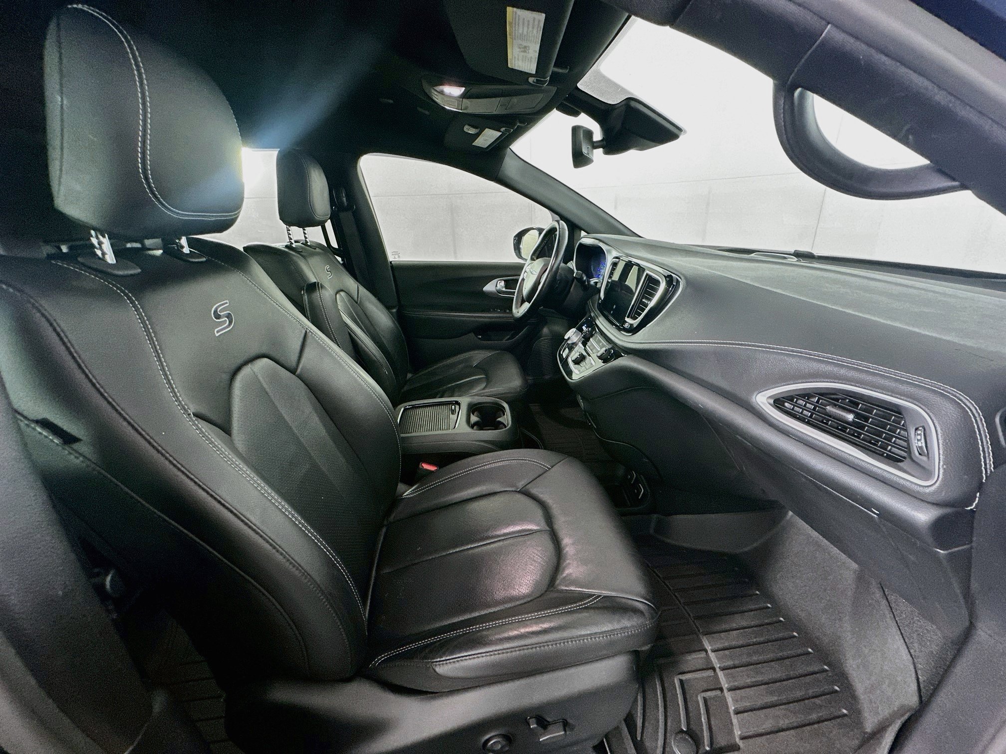Used 2021 Chrysler Pacifica Touring-L w/ Uconnect Theater Family Group FWD image 32