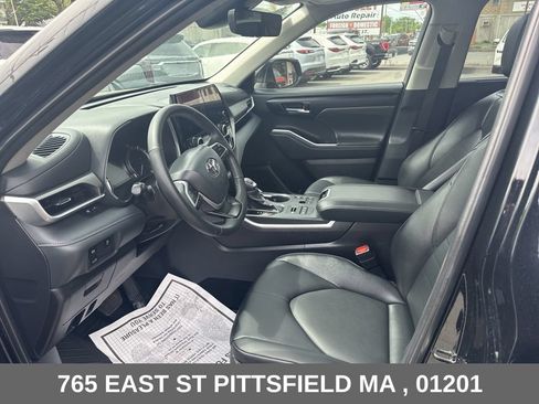 Used 2025 Toyota Highlander XLE AWD/4WD image 17