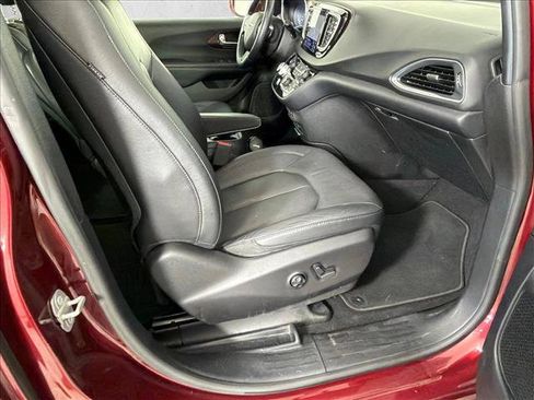 Used 2019 Chrysler Pacifica Touring-L FWD image 12