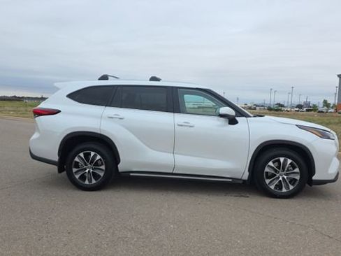 Used 2023 Toyota Highlander XLE AWD/4WD image 5