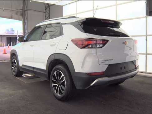 Used 2025 Chevrolet TrailBlazer LT AWD/4WD image 3